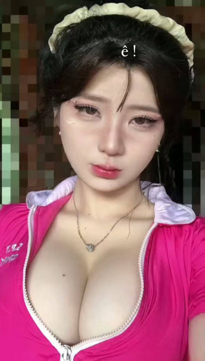 Cô vợ dâm dục vạch cô bé cho ông xã liếm liếm